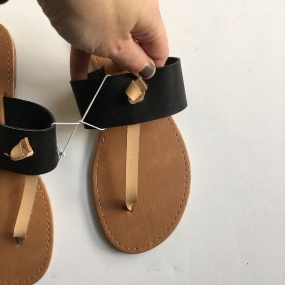 Envision Studio Black T-Strap Sandals New - Picture 2 of 5